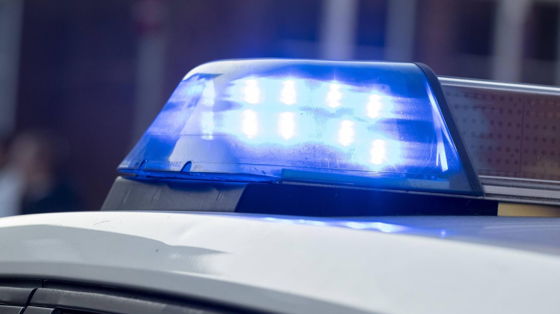 Blaulicht auf einem Streifenwagen der Berliner Polizei: Eine Mordkommission hat den Fall übernommen. (Symbolbild) Blaulicht auf einem Streifenwagen der Berliner Polizei: Eine Mordkommission hat den Fall übernommen. (Symbolbild)