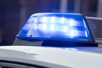 Blaulicht auf einem Streifenwagen der Berliner Polizei: Eine Mordkommission hat den Fall übernommen. (Symbolbild)