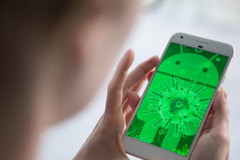 Eine "infiziertes" Android-Smartphone (Symbolbild): Sicherheitsforscher fanden schädliche Apps im Google Play Store.