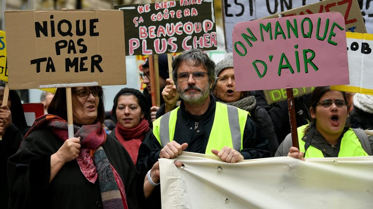 Friedlicher Protest in Paris: Bei dieser Demonstration fordern Menschen mit gelben Westen, mehr gegen den Klimawandel zu unternehmen.