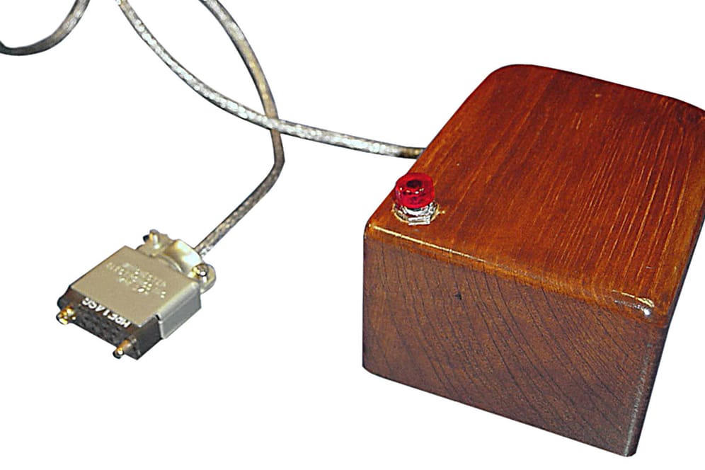 Historisches Foto der ersten Computermaus (undatierte Aufnahme): Der Prototyp bestand aus einem klobigen Holzkästchen mit Strippe, einer roten Taste zum Klicken und einem Rad, das die Bewegungen des Geräts auf dem Bildschirm umsetzte.
