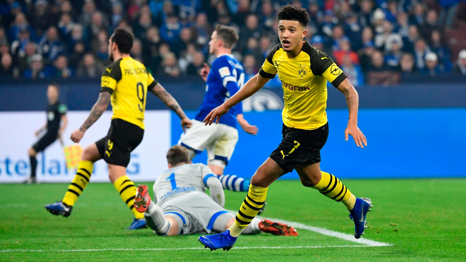 Schoss das goldene Tor zum 2:1: Jadon Sancho (r.).