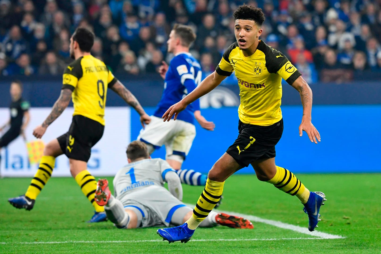 Schoss das goldene Tor zum 2:1: Jadon Sancho (r.).