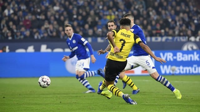 BVB-Youngster Jadon Sancho schießt zum 2:1 auf Schalke ein.
