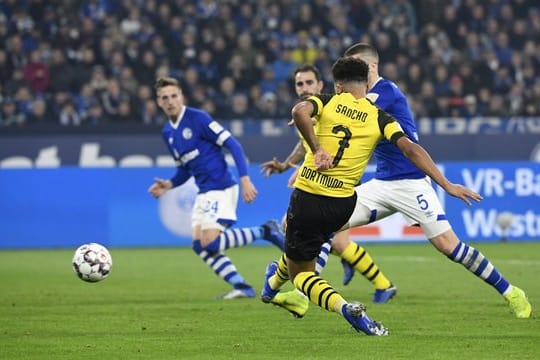 BVB-Youngster Jadon Sancho schießt zum 2:1 auf Schalke ein.
