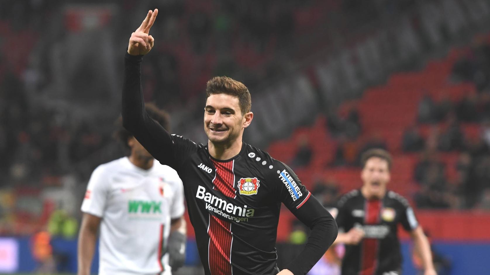 Erstes Saisontor: Lucas Alario feiert seinen Treffer gegen Augsburg.