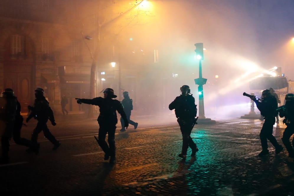 Proteste in Frankreich: Russland versucht offenbar mit Desinformation das Klima der Gewalt zu schüren.