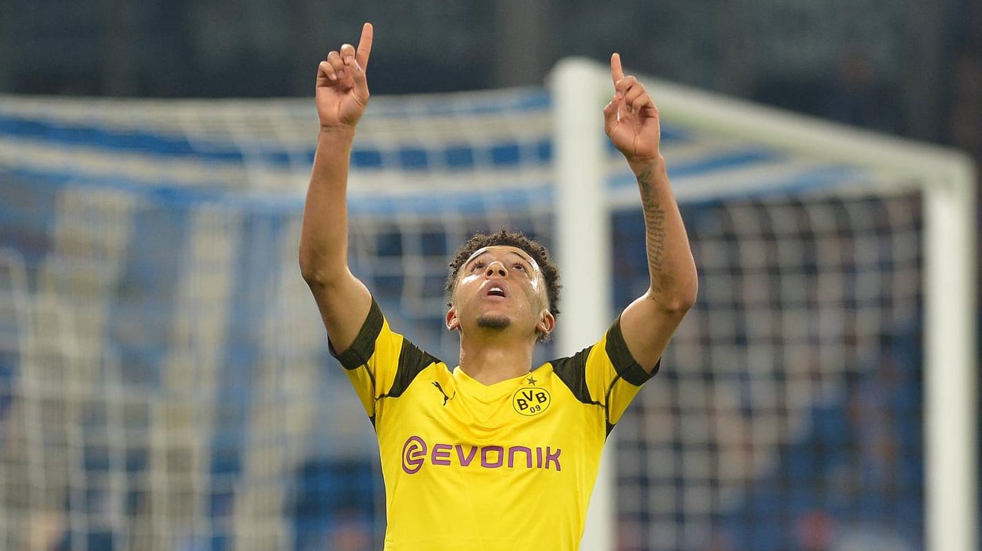 Jadon Sancho: Nach seinem Treffer streckt der 18-Jährige seine Arme gen Himmel.