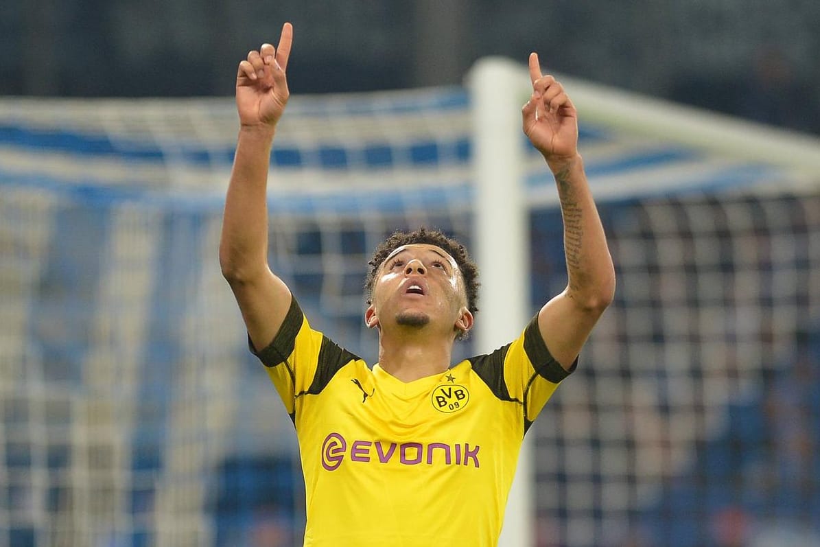 Jadon Sancho: Nach seinem Treffer streckt der 18-Jährige seine Arme gen Himmel.