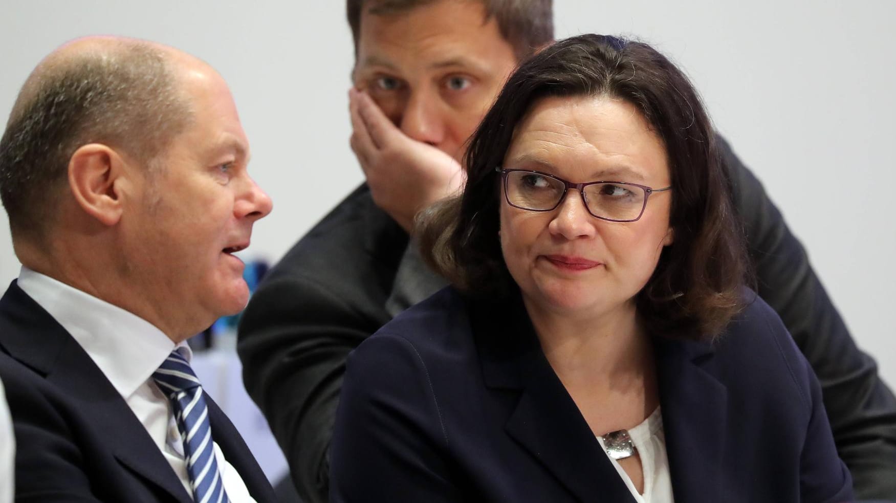 Olaf Scholz, Lars Klingbeil (M.), Andrea Nahles: Die Kluft zwischen Parteibasis und SPD-Spitze ist groß.