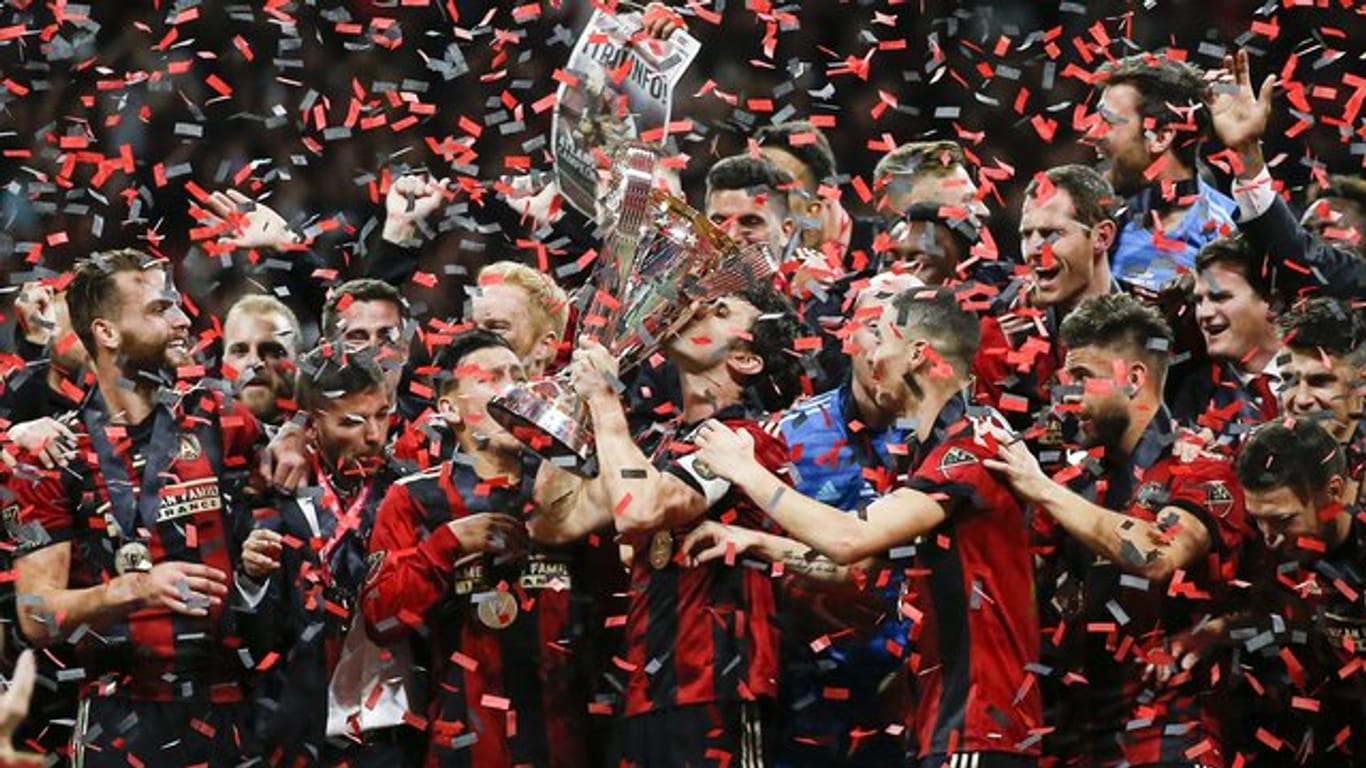 Die Spieler von Atlanta United (M) feiern den Sieg im MLS-Finale.
