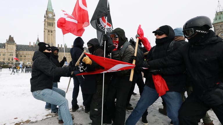 Rechte Demonstranten stoßen mit Gegendemonstranten gegen den UN-Migrationspakt vor dem Palament in Ottawa zusammen: Die Polizei konnte die Beteiligten rasch trennen.
