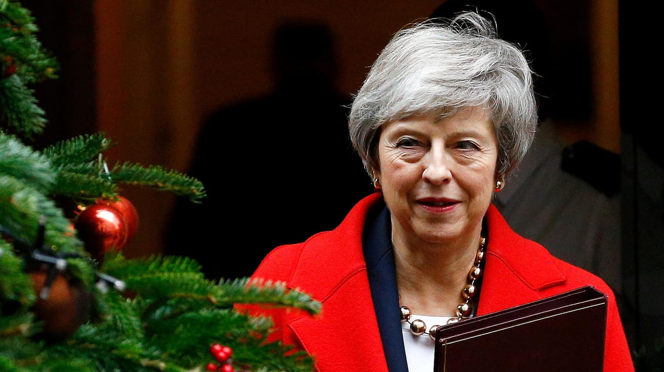 Theresa May vor dem britischen Regierungssitz in der Downing Street: Die Premierministerin kämpft für ihren Brexit-Deal.