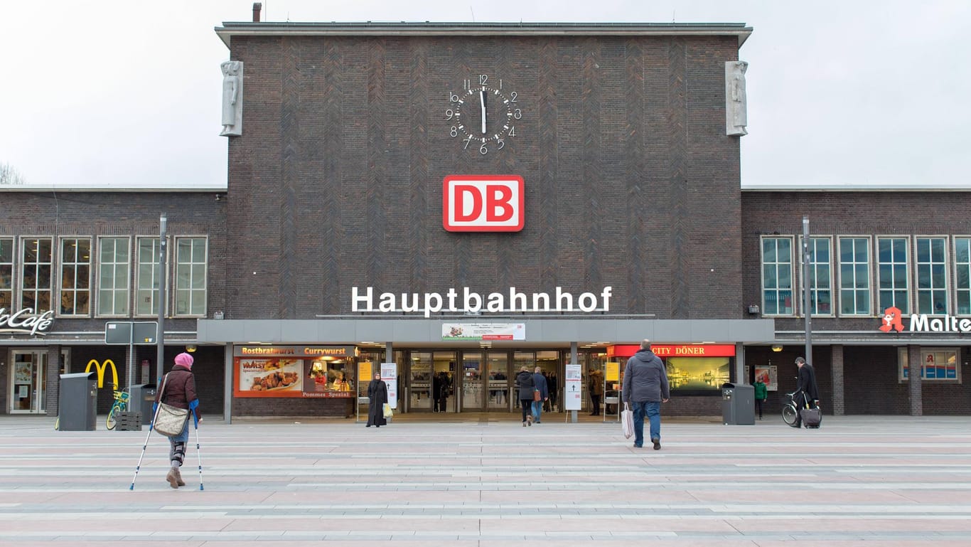 Der Hauptbahnhof Duisburg: Hier fuhr am Samstag über mehrere Stunden kein Zug ein oder aus.