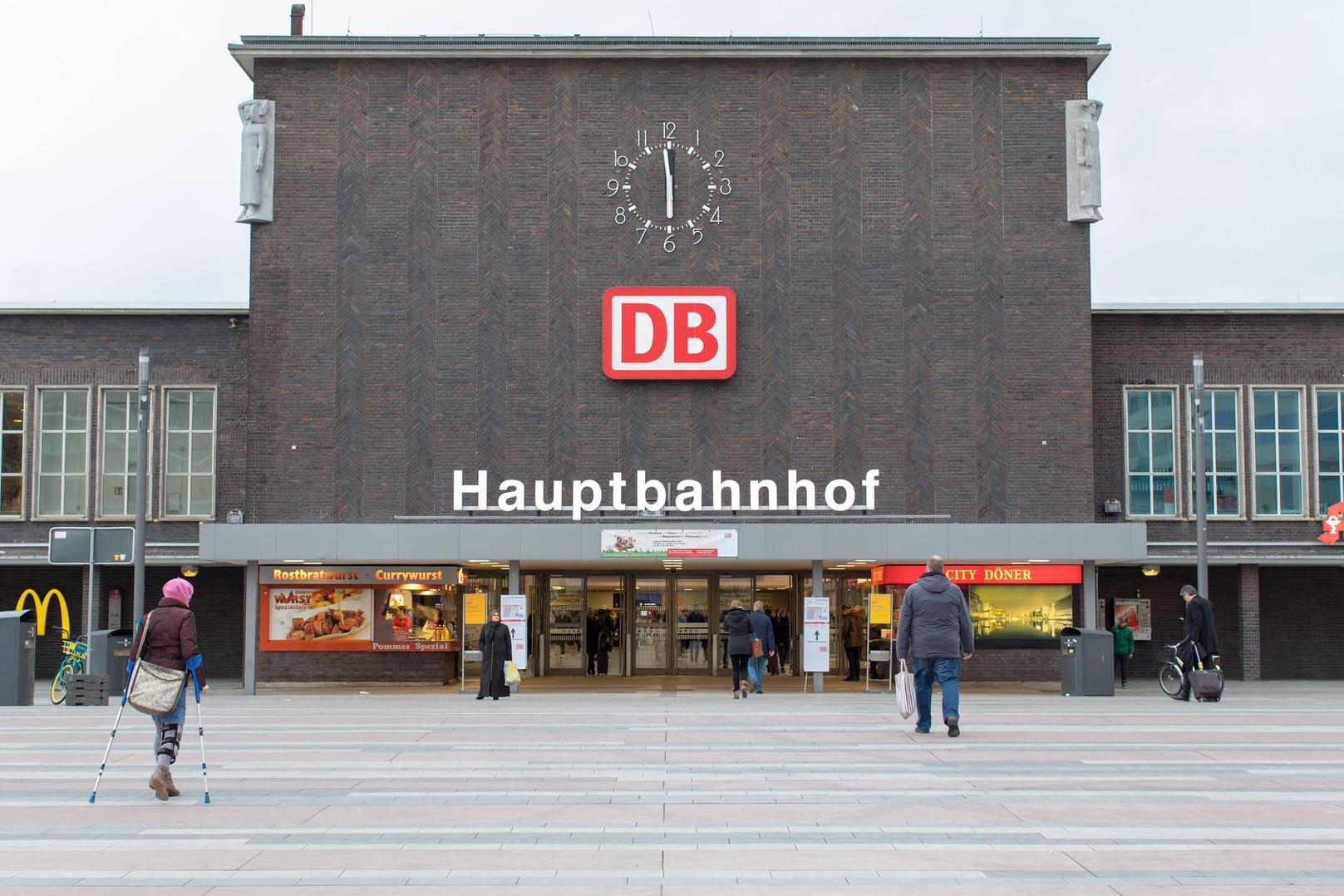 Der Hauptbahnhof Duisburg: Hier fuhr am Samstag über mehrere Stunden kein Zug ein oder aus.