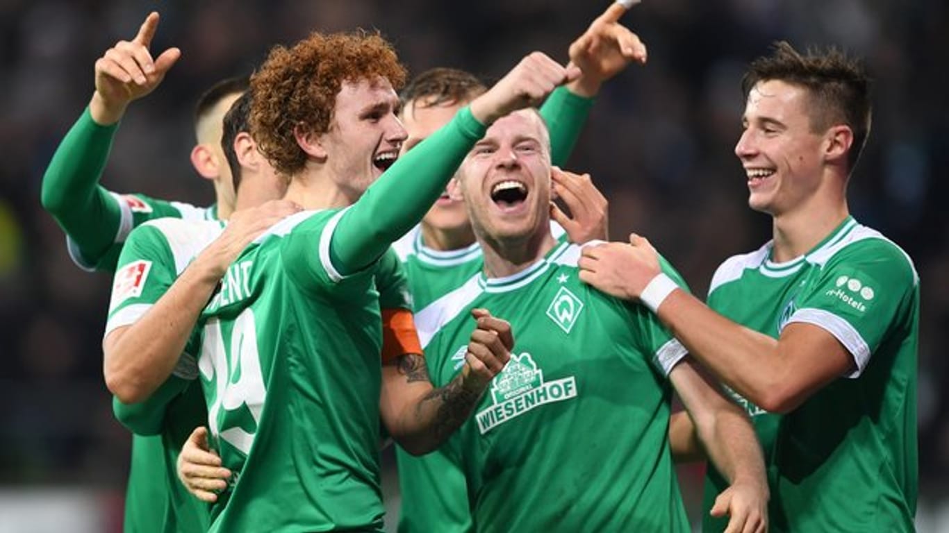 Durfte sich gegen Düsseldorf feiern lassen: Werder-Talent Josh Sargent (r).