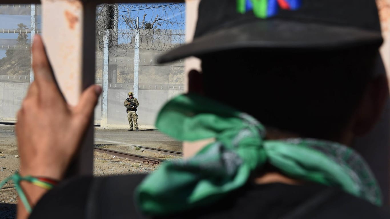 Ein Mann schaut in der Grenzstadt Tijuana durch den Zaun in Richtung USA: Der UN-Migrationspakt soll bessere Lebensbedingungen für Migranten schaffen.