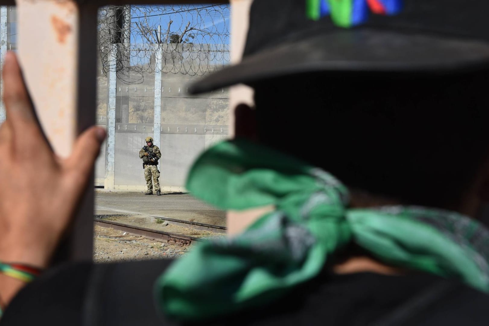 Ein Mann schaut in der Grenzstadt Tijuana durch den Zaun in Richtung USA: Der UN-Migrationspakt soll bessere Lebensbedingungen für Migranten schaffen.