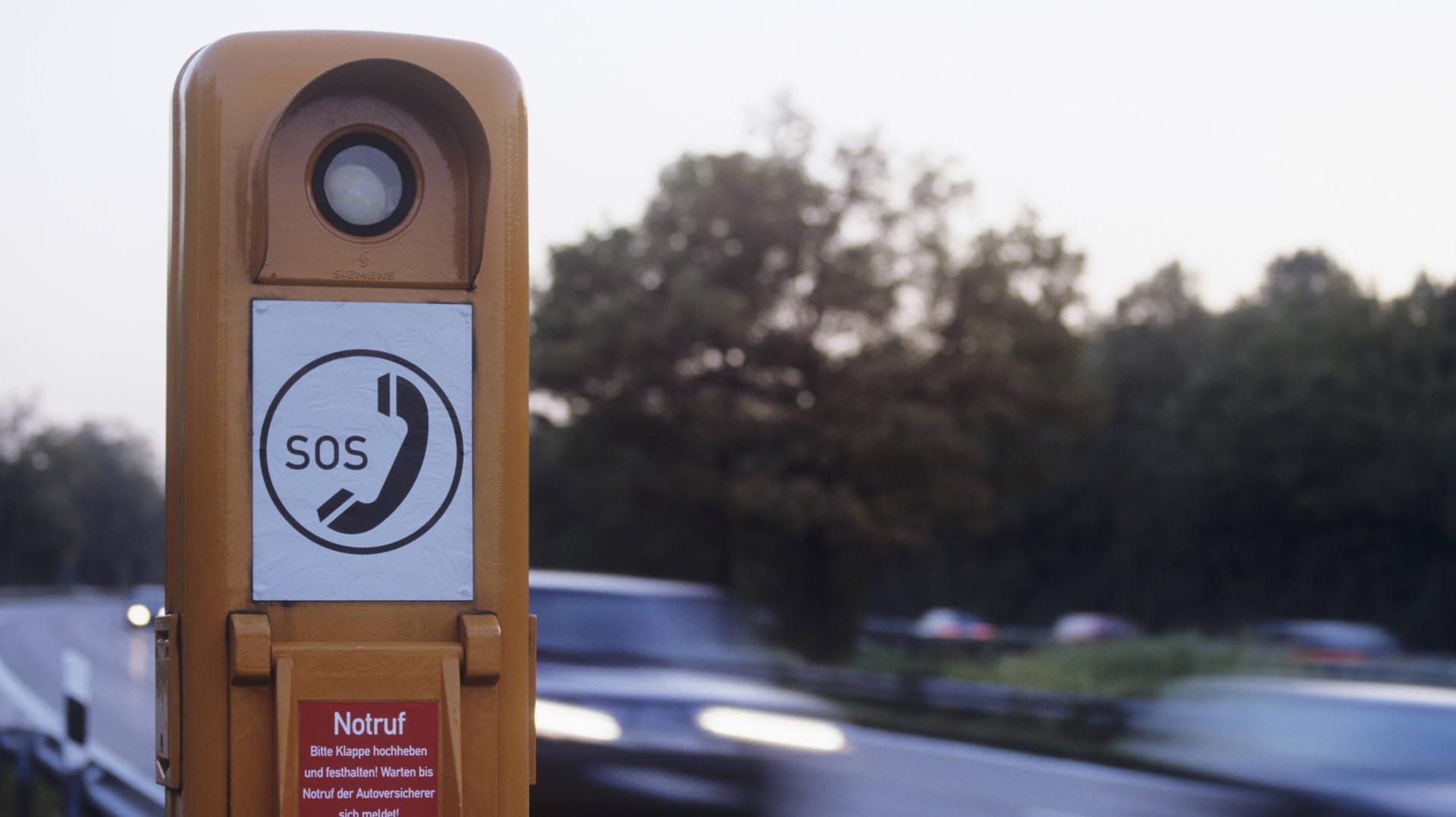 Eine Notrufsäule an der Autobahn: Über das Nottelefon verständigte die Frau die Polizei, die sie bis nach Mainz fuhr. (Symbolbild)