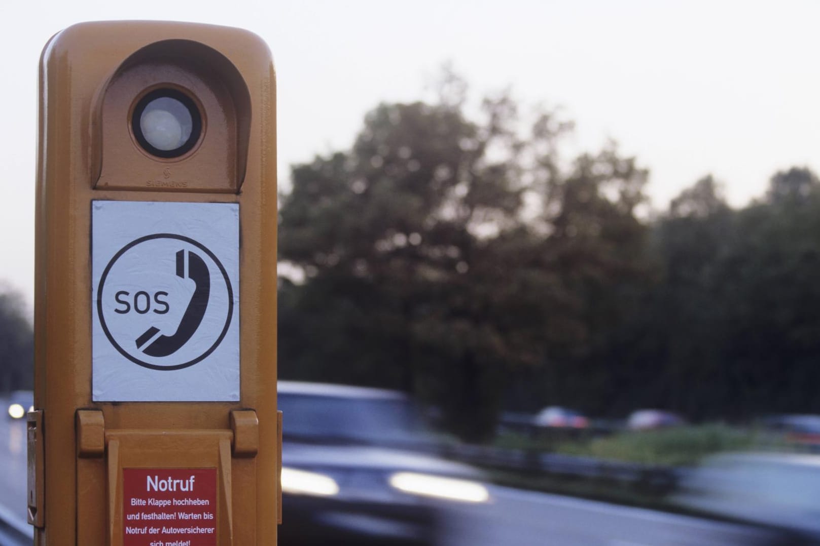 Eine Notrufsäule an der Autobahn: Über das Nottelefon verständigte die Frau die Polizei, die sie bis nach Mainz fuhr. (Symbolbild)