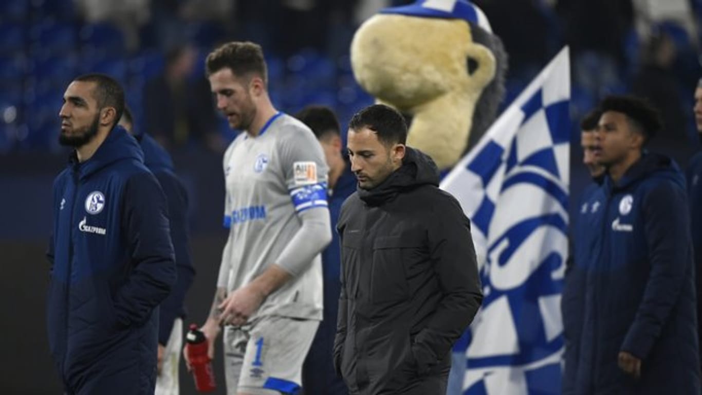 Schalkes Trainer Domenico Tedesco (M) lässt nach der Heimniederlage den Kopf hängen.