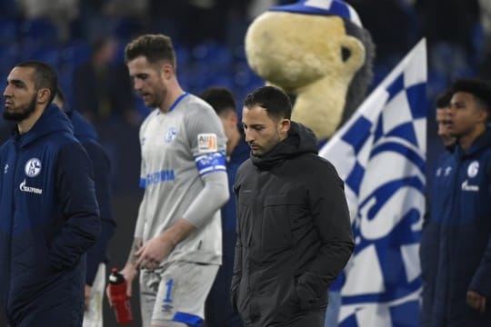Schalkes Trainer Domenico Tedesco (M) lässt nach der Heimniederlage den Kopf hängen.