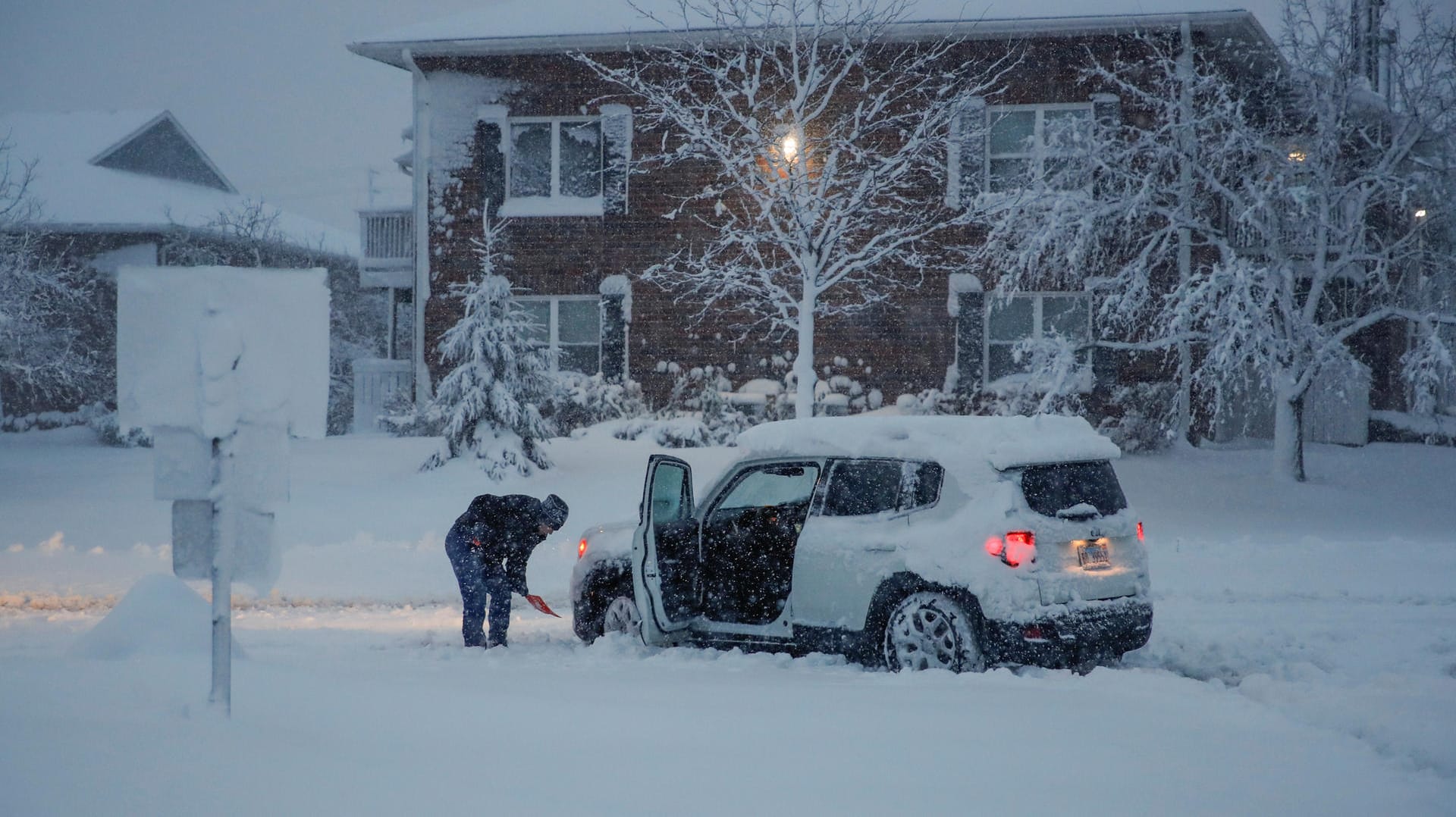 Eine Frau schippt ihr Auto aus dem Schnee frei: Im November traf ein heftiges Unwetter den US-Bundesstaat Illinois, nun wappnen sich die Südost-Staaten für den Sturm. (Archivbild) Eine Frau schippt ihr Auto aus dem Schnee frei: Im November traf ein heftiges Unwetter den US-Bundesstaat Illinois, nun wappnen sich die Südost-Staaten für den Sturm. (Archivbild)
