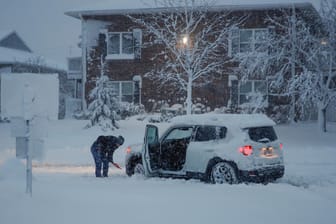 Eine Frau schippt ihr Auto aus dem Schnee frei: Im November traf ein heftiges Unwetter den US-Bundesstaat Illinois, nun wappnen sich die Südost-Staaten für den Sturm. (Archivbild)