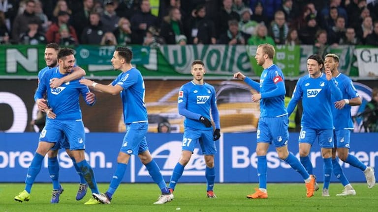 Die Hoffenheimer feiern die 1:0-Führung beim VfL Wolfsburg.