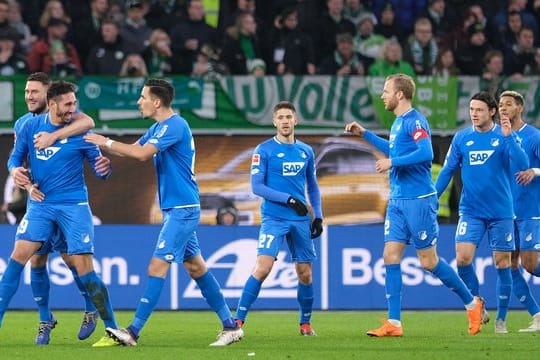 Die Hoffenheimer feiern die 1:0-Führung beim VfL Wolfsburg.