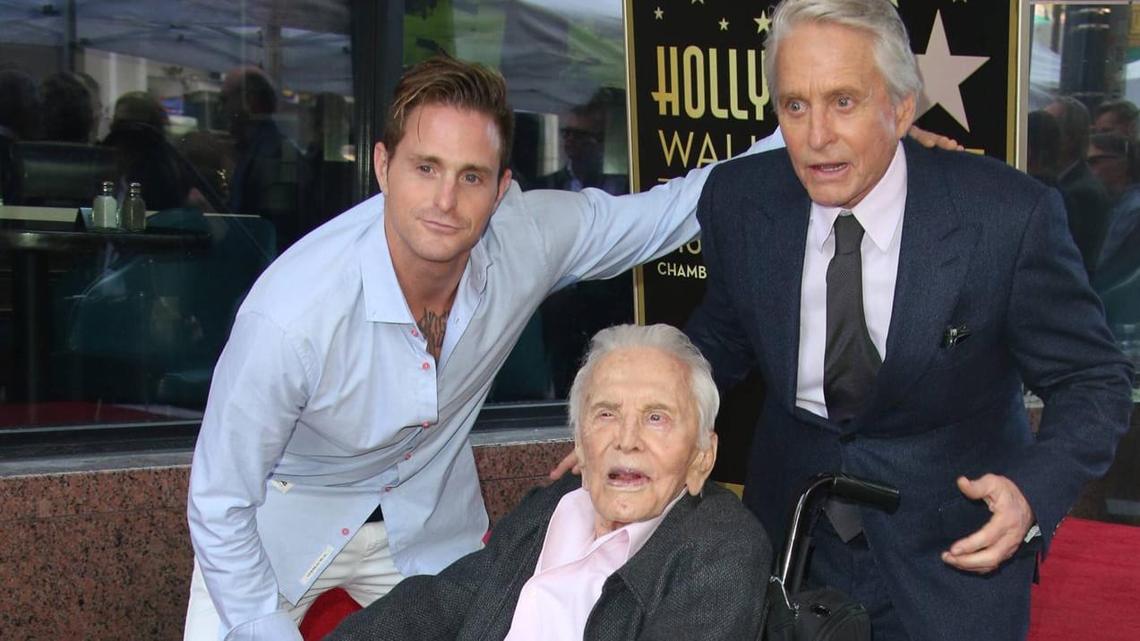 2018: Cameron Douglas, Kirk Douglas, Michael Douglas auf dem Walk of Fame.