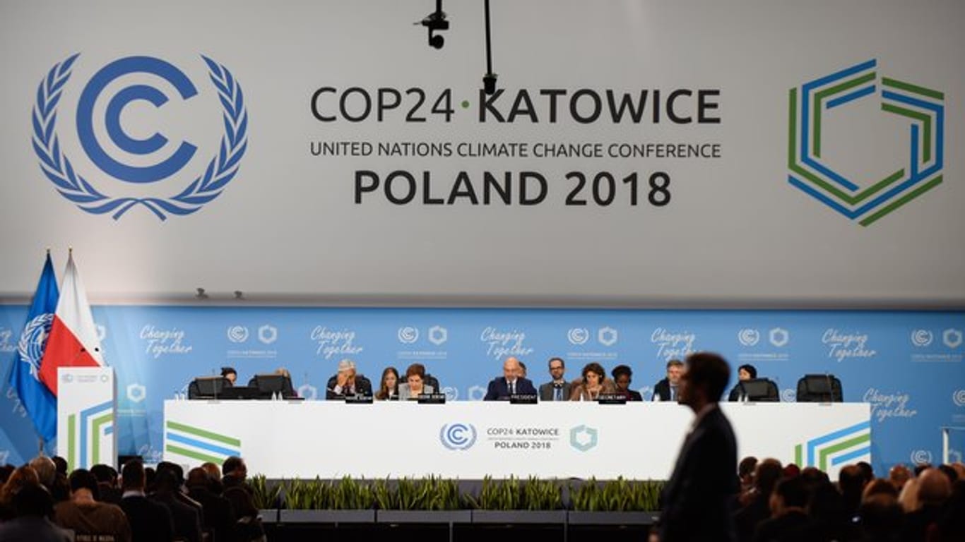 Ansicht des Rednerpults der Klimakonferenz der Vereinten Nationen "COP24".