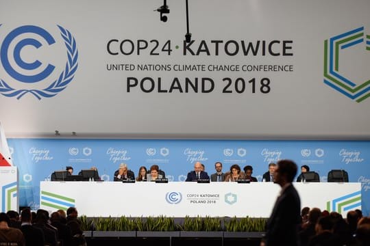 Ansicht des Rednerpults der Klimakonferenz der Vereinten Nationen "COP24".