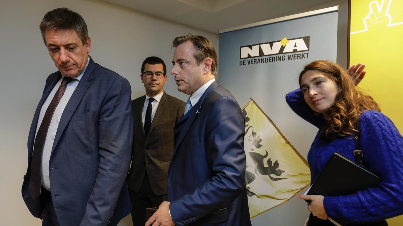 Jan Jambon (links), stellvertretender Ministerpräsident und Innenminister von Belgien, und weitere Mitglieder der N-VA: Die Nationalistenpartei lehnt den Migrationspakt ab.