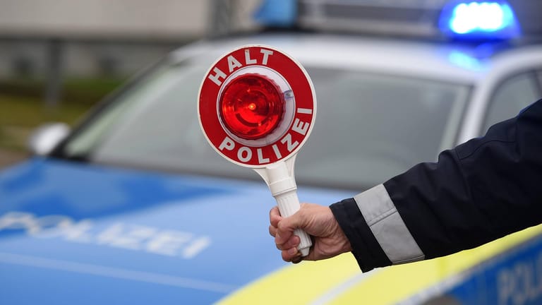 Eine Kelle der Polizei: Bei Hechtsheim konnte die Polizei den nackten Wiesbadener anhalten. (Symbolbild)
