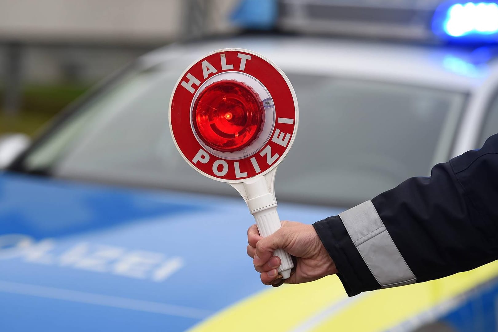 Eine Kelle der Polizei: Bei Hechtsheim konnte die Polizei den nackten Wiesbadener anhalten. (Symbolbild)