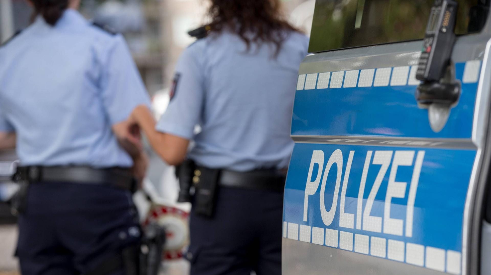 Polizistinnen hinter einem Streifenwagen der Polizei: Eigentlich sind die Fahrzeuge der Polizei gut als solche zu erkennen. (Symbolbild) Polizistinnen hinter einem Streifenwagen der Polizei: Eigentlich sind die Fahrzeuge der Polizei gut als solche zu erkennen. (Symbolbild)
