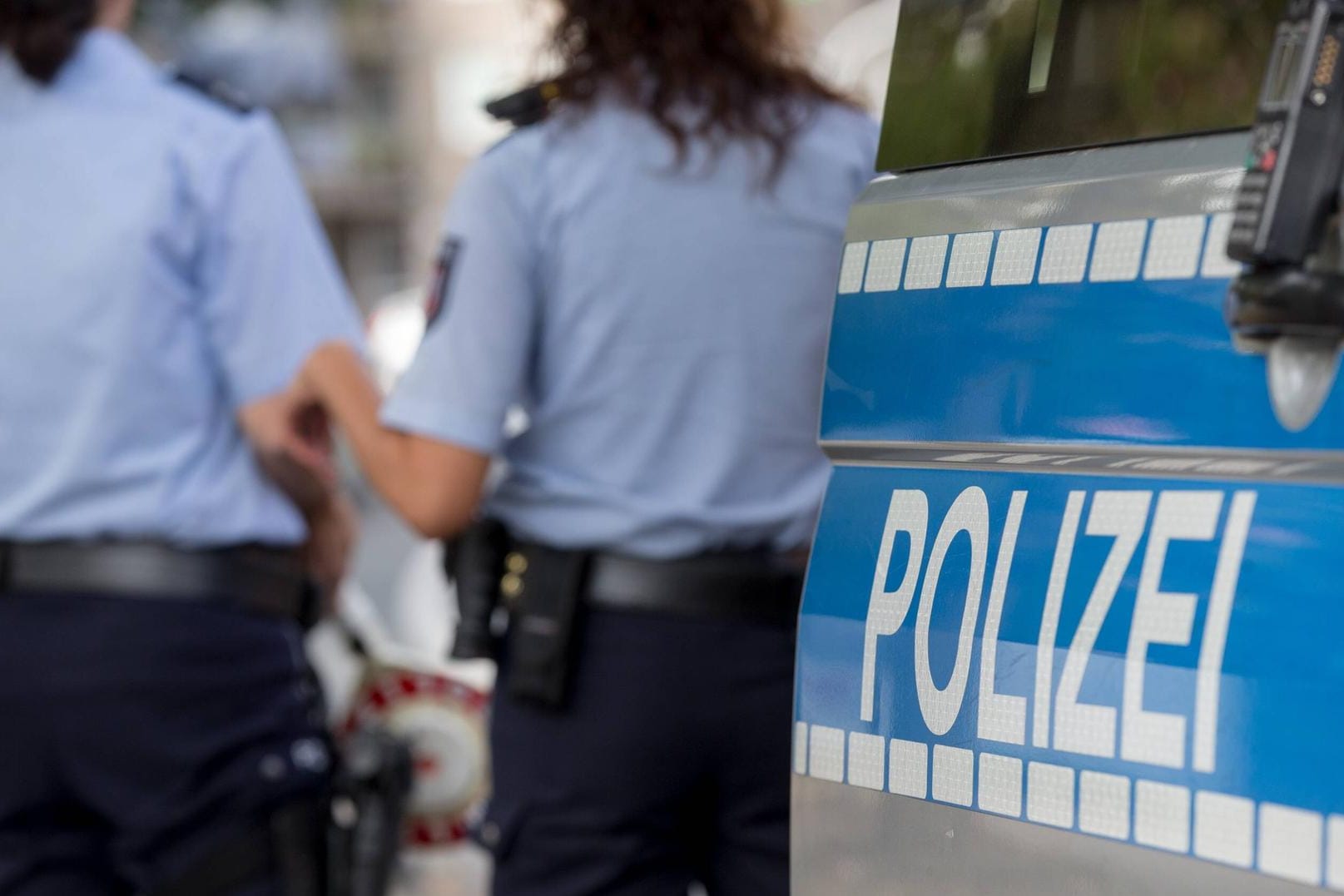 Polizistinnen hinter einem Streifenwagen der Polizei: Eigentlich sind die Fahrzeuge der Polizei gut als solche zu erkennen. (Symbolbild)