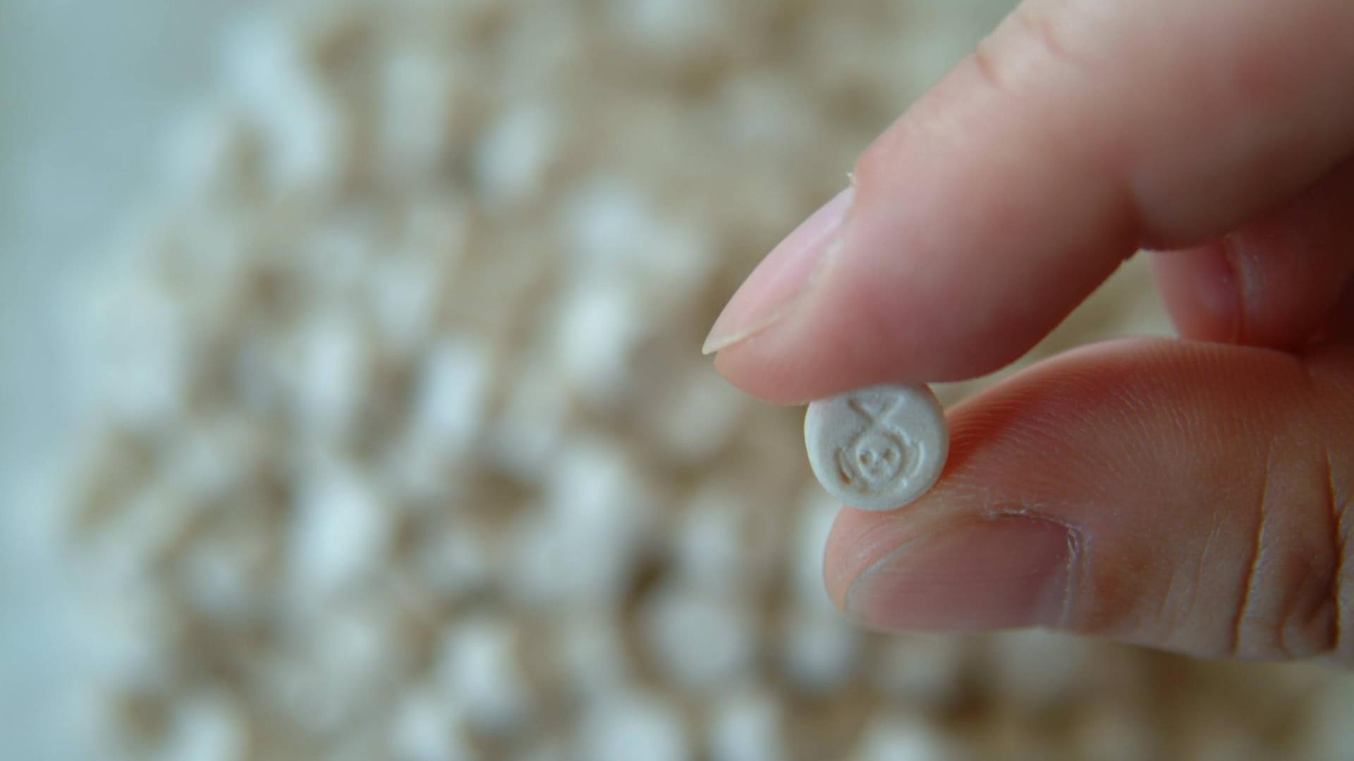 Eine Ecstasy-Pille: Die Polizei stellt bei mehreren Besuchern auf dem Festival Drogen sicher. (Symbolbild) Eine Ecstasy-Pille: Die Polizei stellt bei mehreren Besuchern auf dem Festival Drogen sicher. (Symbolbild)