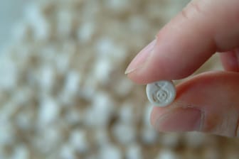 Eine Ecstasy-Pille: Die Polizei stellt bei mehreren Besuchern auf dem Festival Drogen sicher. (Symbolbild)