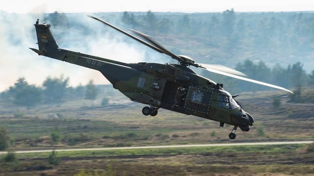 Ein "NH90"-Hubschrauber der Bundeswehr über einem Übungsplatz.