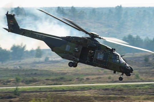 Ein "NH90"-Hubschrauber der Bundeswehr über einem Übungsplatz.