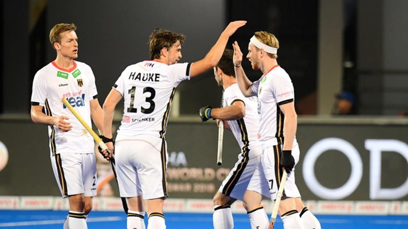 Die deutschen Hockey-Herren haben den direkten Viertelfinaleinzug bei der WM in Indien geschafft.