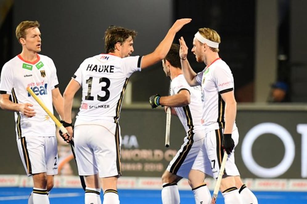 Die deutschen Hockey-Herren haben den direkten Viertelfinaleinzug bei der WM in Indien geschafft.