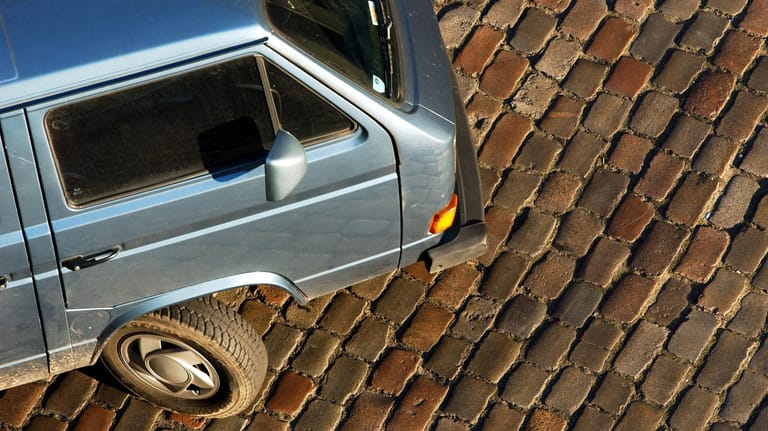Ein Auto parkt ein: Bei seinen misslungenen Versuchen verursachte der Fahrer einen Schaden im Wert von 2.000 Euro. (Symbolbild)