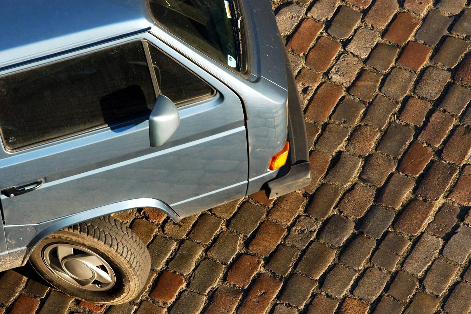 Ein Auto parkt ein: Bei seinen misslungenen Versuchen verursachte der Fahrer einen Schaden im Wert von 2.000 Euro. (Symbolbild)