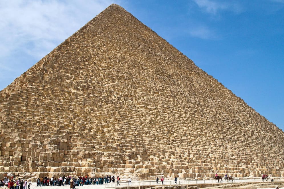 Die Cheopspyramide bei Kairo: Eigentlich ist es streng verboten, die Pyramide zu besteigen. (Archivbild)