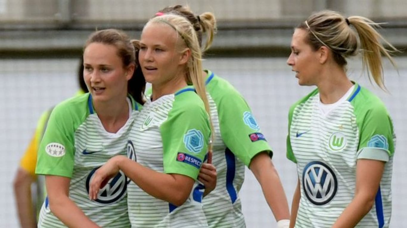 Pernille Harder (2L) feiert ihren Treffer mit ihren Mannschaftskameradinnen Caroline Hansen (L) und Lena Goeßling (R).