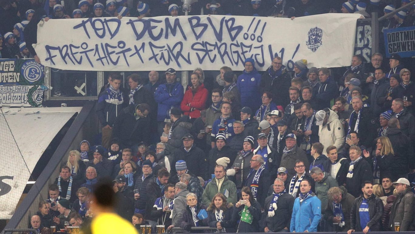 Geschmacklosigkeit: Das Banner der Schalker Fans im Spiel gegen den BVB.