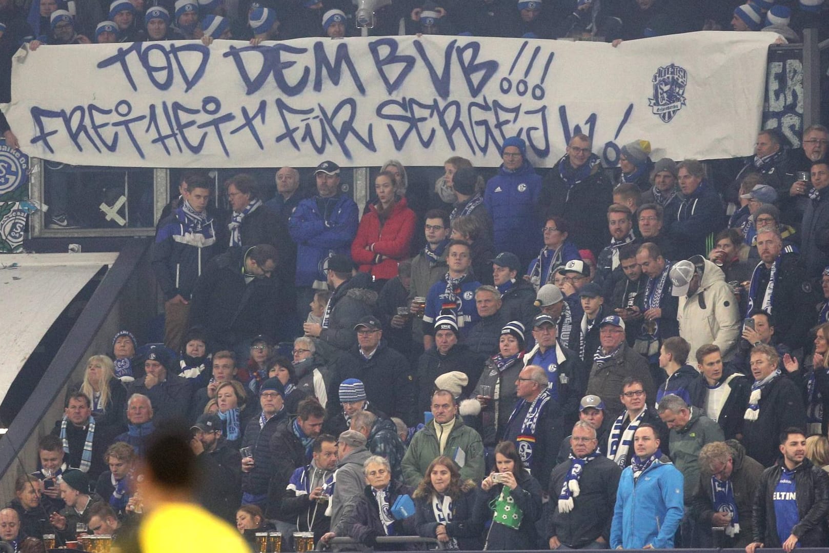 Geschmacklosigkeit: Das Banner der Schalker Fans im Spiel gegen den BVB.